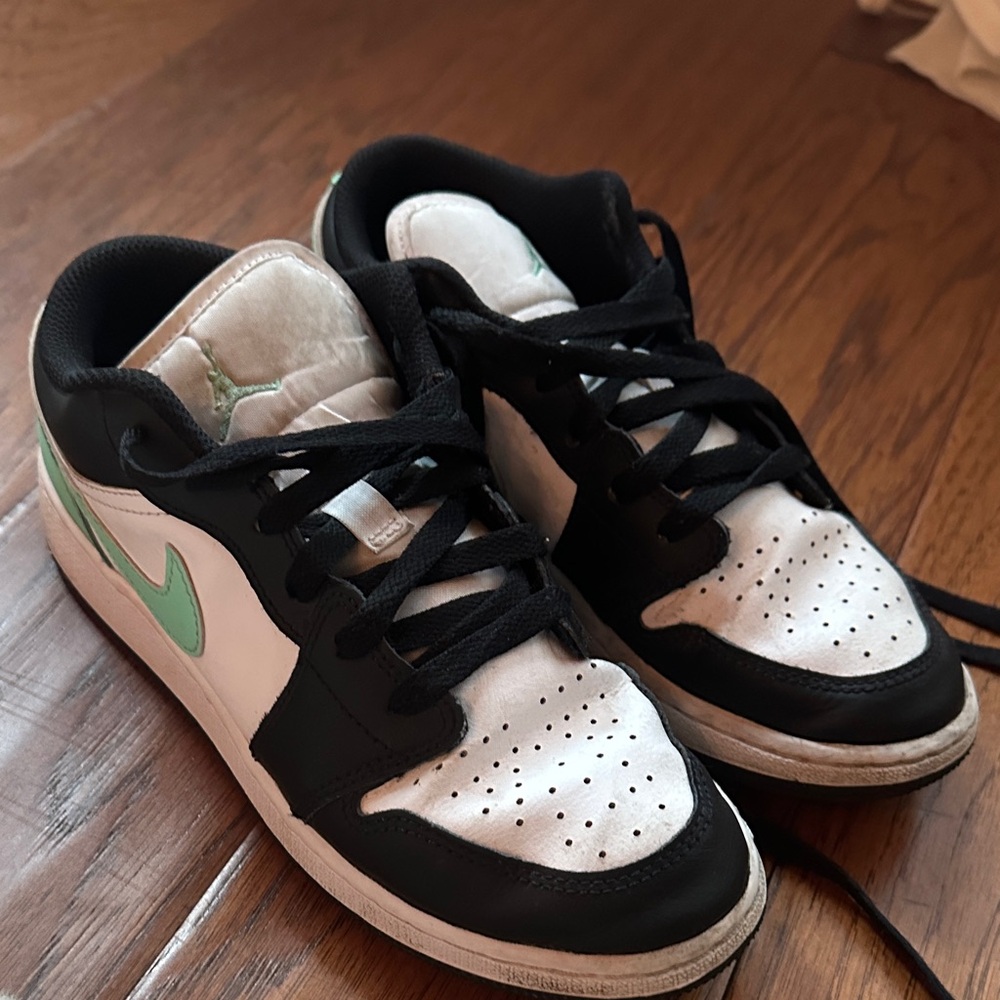 Kids Nike Black, white and mint Sneakers